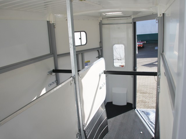 Ifor Williams Pferdeanhänger HB511-Heckklappen-Türkombination-schwarz-Neu – Bild 8