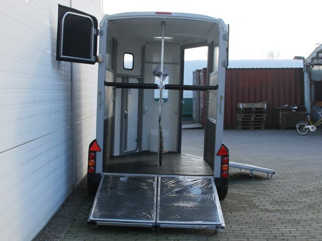 Ifor Williams Pferdeanhänger HB506-Frontausstieg-Klappenkombi-schwarz-Neu – Bild 8
